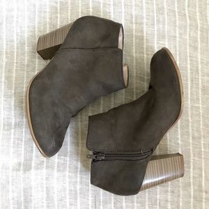 Grey/green ankle boots with heel and zipper